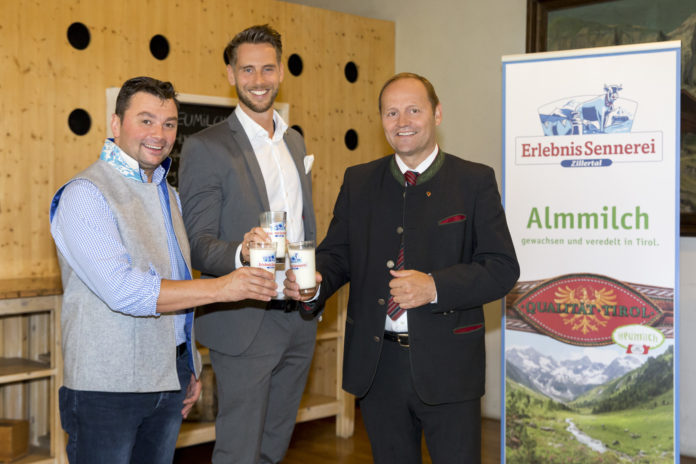 Christian Kröll (Geschäftsführer ErlebnisSennerei Zillertal), Matthias Pöschl (Geschäftsführer AMTirol) und LHStv. Josef Geisler (Obmann Agrarmarketing) sind vom Geschmack der Almmilch mit dem Gütesiegel 
