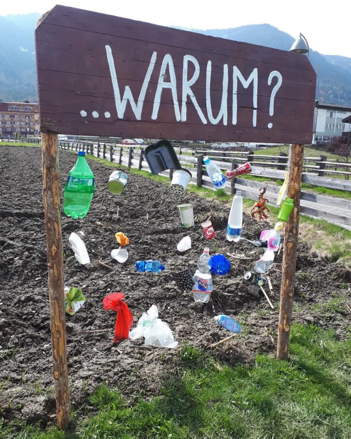 Die Volksschule Reischach (Südtirol) möchte mit diesem Mahnmal auf die zunehmende Verschmutzung der Felder aufmerksam machen.