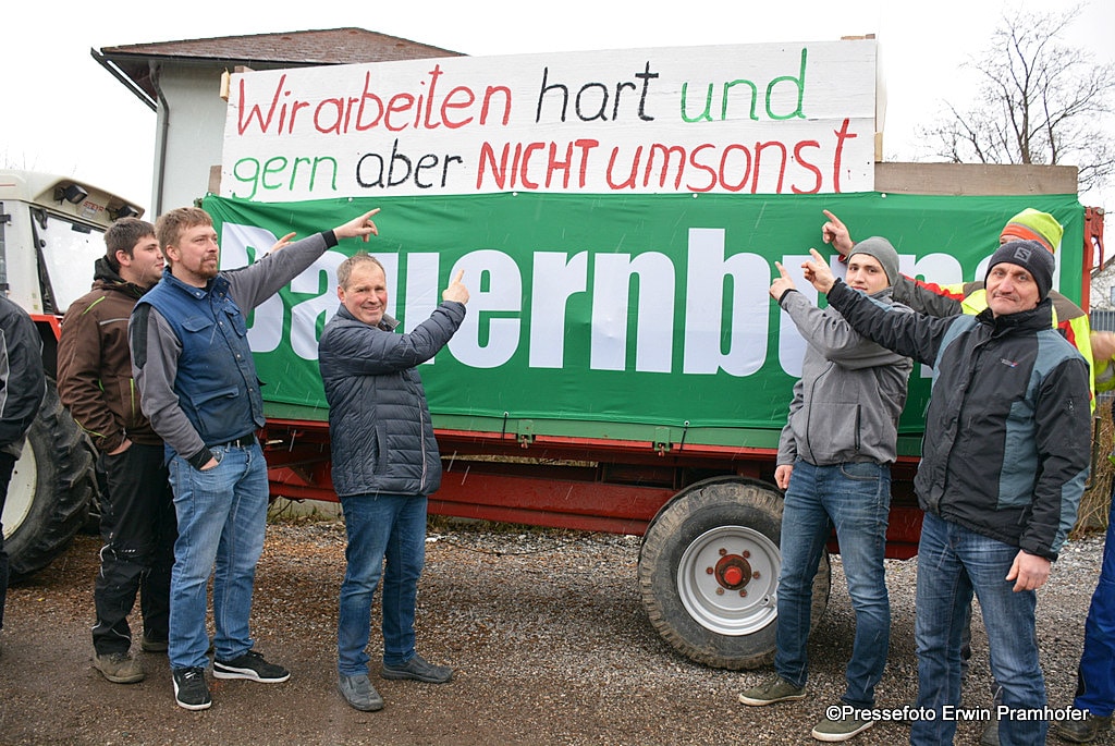 1300 Bauern Beteiligten Sich An Protestaktion Bei SPAR-Filialen In OÖ ...