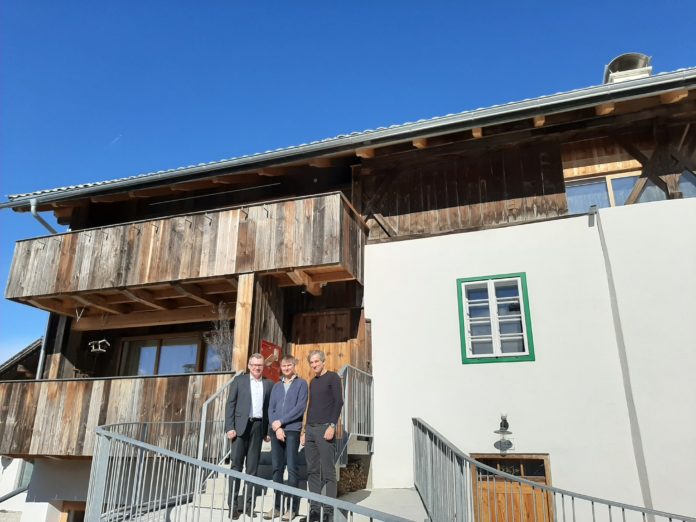 Besuch in Patsch: LR Johannes Tratter (li.) gratuliert Eigentümern und Architektenteam zur gelungenen Revitalisierung des „Kasperhofes“.
