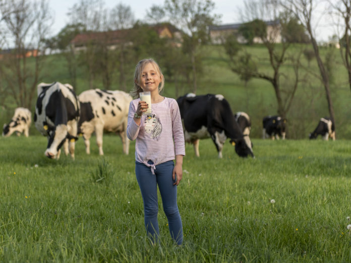 Die Coronakrise bringt die Milchwirtschaft in Bedrängnis. Ein Umdenken der Konsumenten orten Josef Geisler und Josef Hechenberger bei der Selbstversorgung im eigenen Land. Die Tiroler Landwirtschaft gewinnt an Bedeutung.