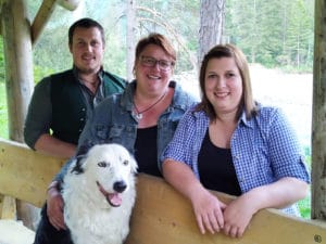 Alpe Kaisers: Käserei-Neuling Andrea Friedle (Mitte) mit Daniel, Lisa und Hund Findus