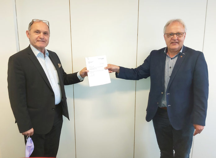 Abg. z. NR Hermann Gahr übergibt die Petition des Tiroler Almwirtschaftsvereins dem Nationalratspräsidenten Wolfgang Sobotka