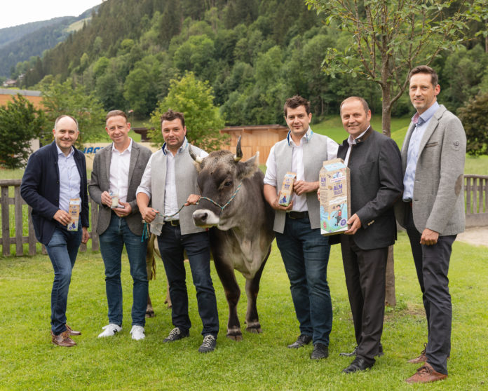 Die Erlebnissennerei Zillertal präsentiert gemeinsam mit der Agrarmarketing Tirol und den Handelspartnern MPREIS und SPAR die Almmilch mit dem Gütesiegel „Qualität Tirol“.