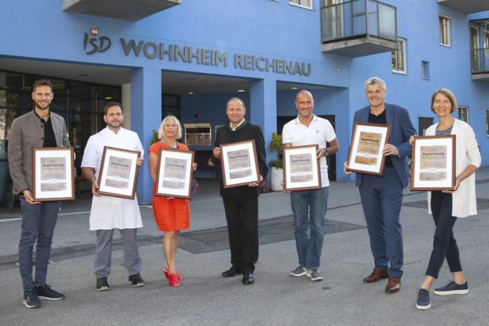 V. l.: M. Pöschl (GF AMTirol), KL-Stv. Reichenau T. Egg, I. Zorn (Zentraleinkauf ISD), LH-Stv. J. Geisler, S. Mersa (Zentraleinkauf ISD), Dr. H. Innerebner (GF ISD) und K. Beck (Heimleiterin Reichenau) freuen sich über die Auszeichnung für ihr Regionalitätsbekenntnis.