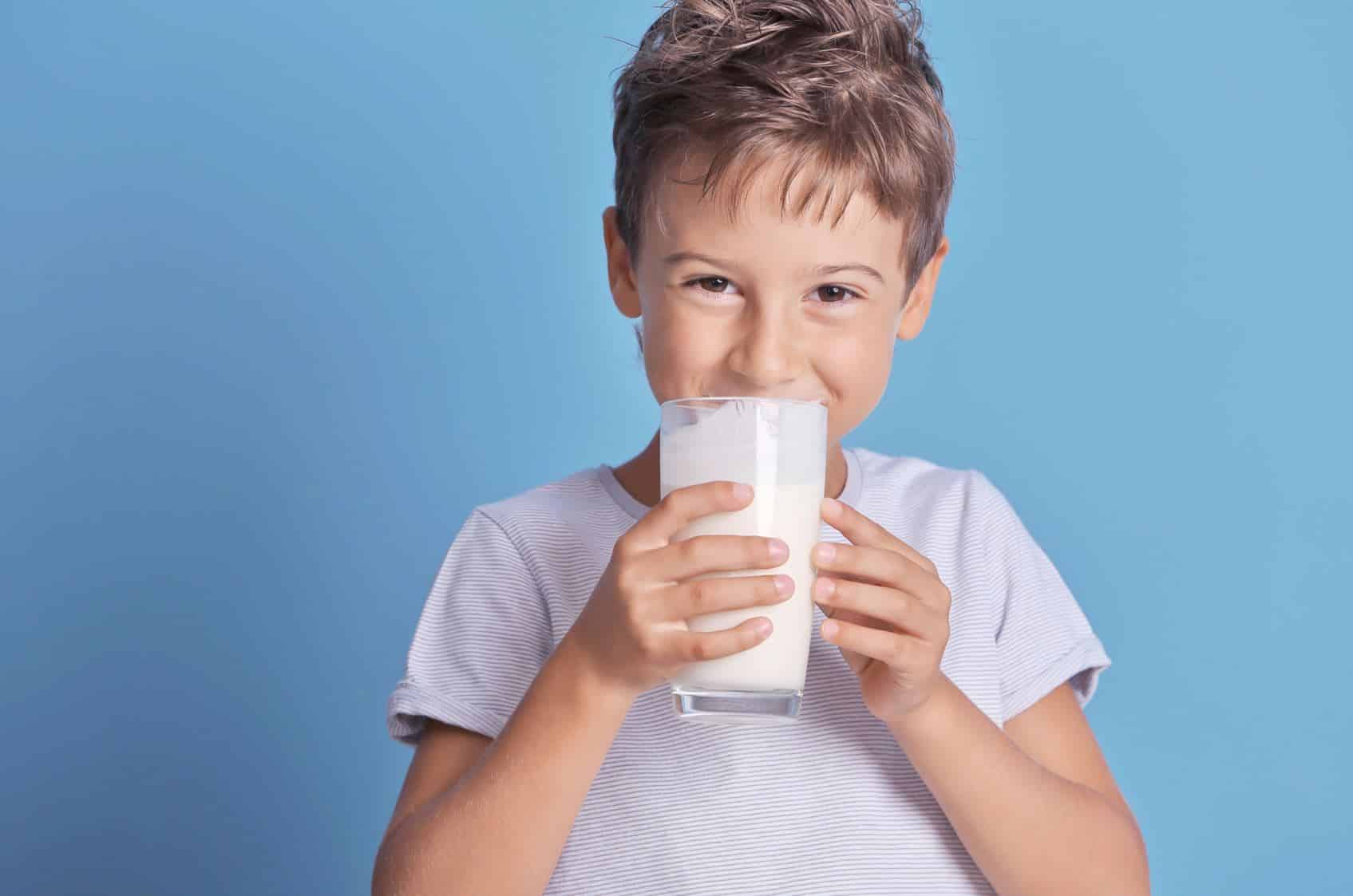 Пьет молоко на английском. Мальчик с молоком. Ребенок пьет молоко. Молоко для школьников. Молоко для детей.